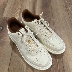 Nike Men's Off-White and Brown Sneakers